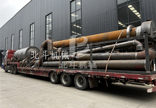 北斗机械发往陕西的木屑炭化机装车进行发货